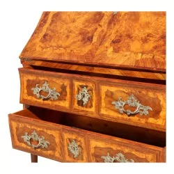 Kommode aus Holz mit Intarsienarbeit und zwei Schubladen. Frankreich, Ostfrankreich.