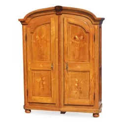 弗里堡樱桃木镶嵌华丽衣橱。约1820年。