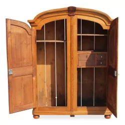 弗里堡樱桃木镶嵌华丽衣橱。约1820年。