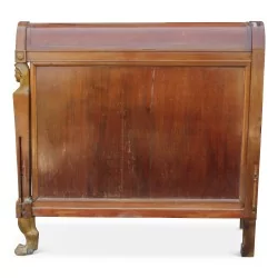 床由帝国桃花心木床头板和饰有女像柱的床尾板组成