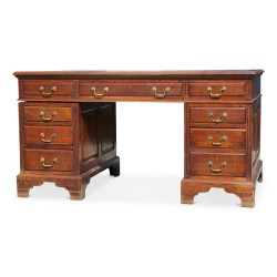 Bureau anglais en acajou, neuf tiroirs. Vers 1920.