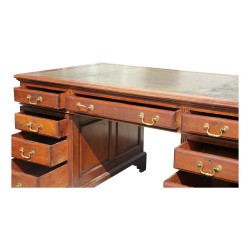 Bureau anglais en acajou, neuf tiroirs. Vers 1920.