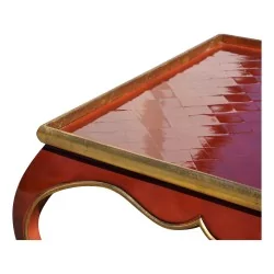 \"Piedouche\"咖啡桌，采用\"Cartier\"裂纹皮革颜色的漆面山毛榉木制成