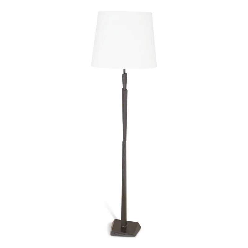 \"Kubistische\" Leuchte aus patinierter Bronze mit weißem Lampenschirm - Moinat - Stehlampen