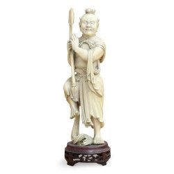 Figurine en ivoire sur socle bois, personnage japonnais. Vers 1900.
