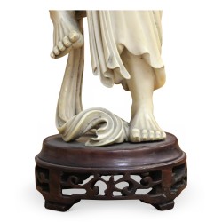 Figurine en ivoire sur socle bois, personnage japonnais. Vers 1900.