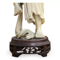 Elfenbeinfigur auf Holzsockel, japanisches Schriftzeichen. Um 1900.