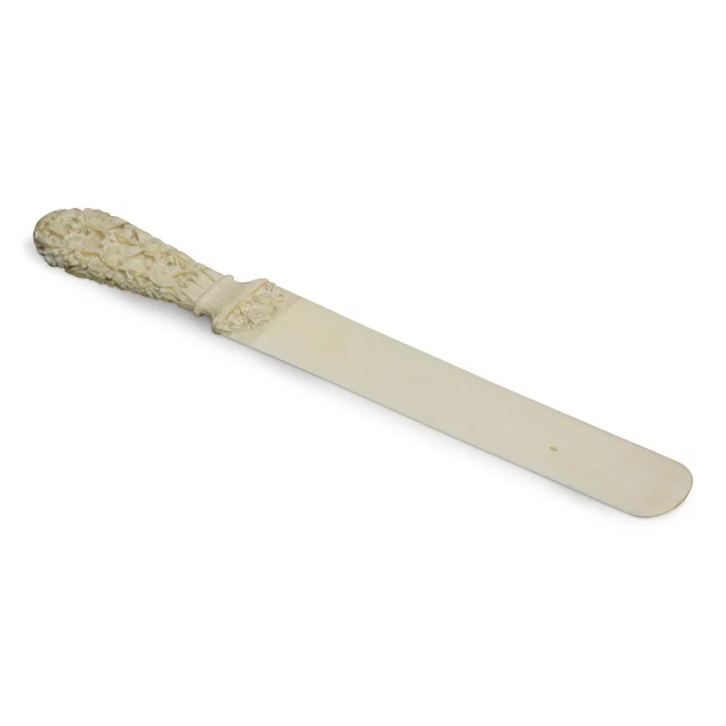 Richly carved ivory letter opener. Circa 1900. - Moinat - Decorating accessories