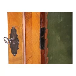 苏黎世纪念性胡桃木饰面展示柜/书柜