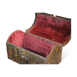 Coffre polychrome, haute époque avec serrure et ferrure. Vers 1630
