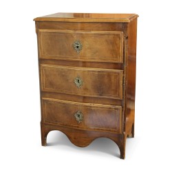 Commode Lombardie en noyer. Trois tiroirs. Vers 1770