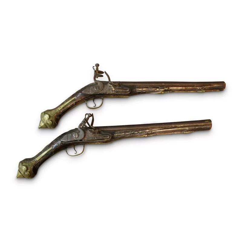 Paire de pistolets richement sculptée et ornée de laiton. - Moinat - Accessoires de décoration
