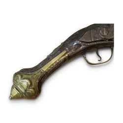 Paire de pistolets richement sculptée et ornée de laiton.