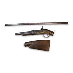 Fusil en trois parties, la crosse est en noyer.
