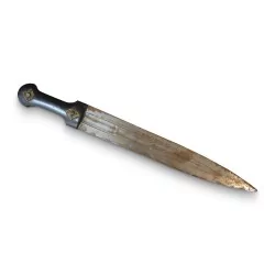 Dague "Kindjal", poignée en os orné de bronze dorée. Région Caucase.