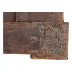 Инкрустированный комод в стиле Людовика XVI, установленный на еловой раме, с приподнятым фасадом.