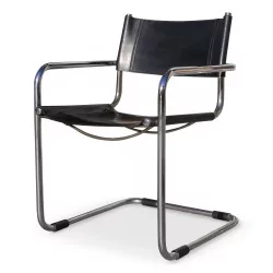 一对\"勒·柯布西耶\"扶手椅，配有镀铬金属框架和黑色皮革座椅和靠背