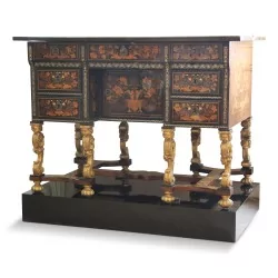 Bureau Mazarin en bois noir marqueté et pieds en bois sculpté