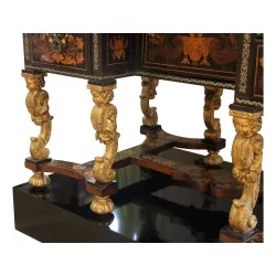 Bureau Mazarin en bois noir marqueté et pieds en bois sculpté