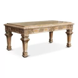 客厅桌子，采用古色古香的雕花木和米色大理石制成。