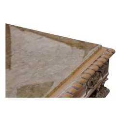 Wohnzimmertisch aus patiniertem, geschnitztem Holz mit beigem Marmor.