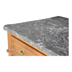 Commode en acajou montée sur chêne avec plateau marbre gris. Quatre tiroirs.
