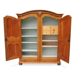 Fribourger Schrank \"Aux oiseaux\" aus geschnitztem und eingelegtem Kirschholz.