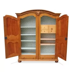 弗里堡\"Aux oiseaux\"橱柜采用雕刻和镶嵌的樱桃木制成。