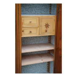 Fribourger Schrank \"Aux oiseaux\" aus geschnitztem und eingelegtem Kirschholz.