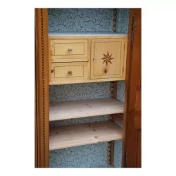 弗里堡\"Aux oiseaux\"橱柜采用雕刻和镶嵌的樱桃木制成。