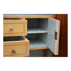 Fribourger Schrank \"Aux oiseaux\" aus geschnitztem und eingelegtem Kirschholz.