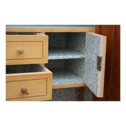 弗里堡\"Aux oiseaux\"橱柜采用雕刻和镶嵌的樱桃木制成。