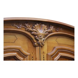 Fribourger Schrank \"Aux oiseaux\" aus geschnitztem und eingelegtem Kirschholz.