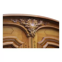 弗里堡\"Aux oiseaux\"橱柜采用雕刻和镶嵌的樱桃木制成。