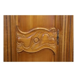 Fribourger Schrank \"Aux oiseaux\" aus geschnitztem und eingelegtem Kirschholz.