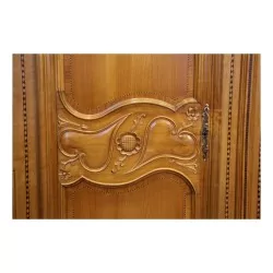 弗里堡\"Aux oiseaux\"橱柜采用雕刻和镶嵌的樱桃木制成。