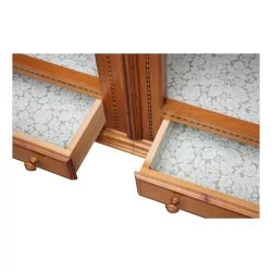 弗里堡\"Aux oiseaux\"橱柜采用雕刻和镶嵌的樱桃木制成。