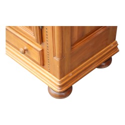 Fribourger Schrank \"Aux oiseaux\" aus geschnitztem und eingelegtem Kirschholz.