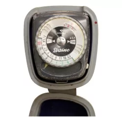 Appareil photo "Edixa Mat" avec un objectif.