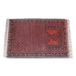 伊朗羊毛地毯。颜色：红色、黑色和白色。