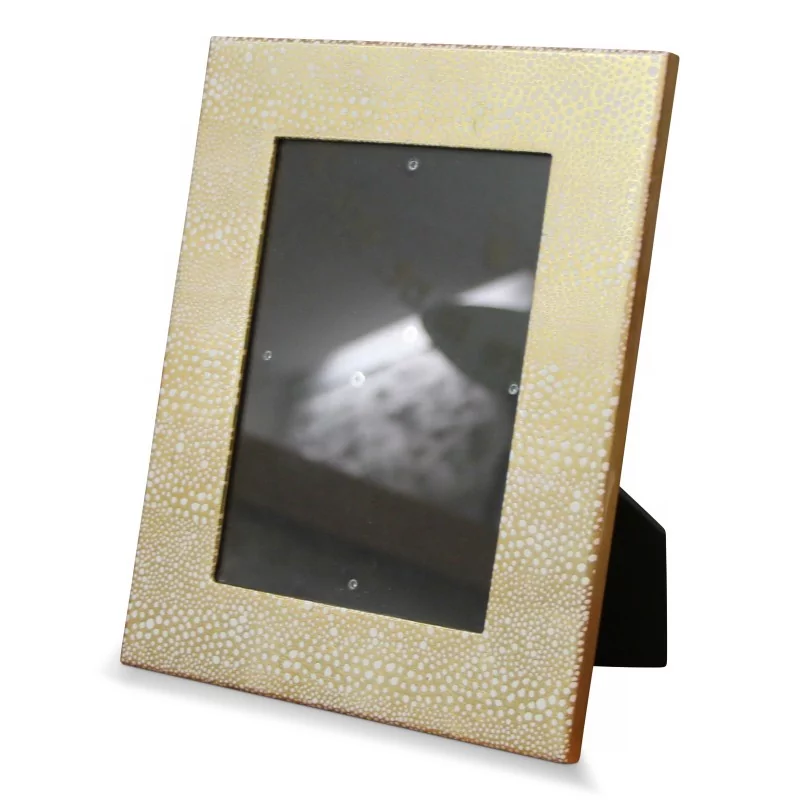 Gold lacquered photo frame with white pebble design. - Moinat - Picture frames Gold lacquered photo frame with white pebble design. - Moinat - Picture frames
