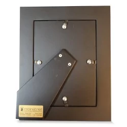 金色烤漆相框，饰以白色鹅卵石图案。