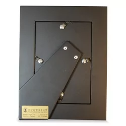 Золотая лакированная фоторамка с рисунком в виде белой гальки.