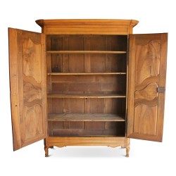 一个造型精美的胡桃木橱柜。