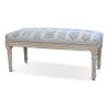 A richly carved Louis XVI bench, painted wood. Upholstered in floral lampas fabric. - Moinat - Stools, Benches, Pouffes