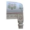A richly carved Louis XVI bench, painted wood. Upholstered in floral lampas fabric. - Moinat - Stools, Benches, Pouffes