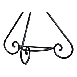 Table demi lune, plateau en fer noir et piétement fer forgé.