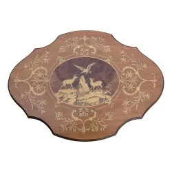 布里恩茨桌，镶嵌精美，三脚架式。