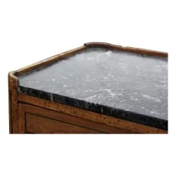 Nachttisch aus dem 15. Jahrhundert, gefertigt aus Intarsienholz mit schwarzer Marmorplatte. Frankreich.