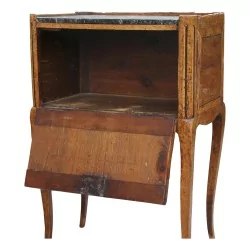 Nachttisch aus dem 15. Jahrhundert, gefertigt aus Intarsienholz mit schwarzer Marmorplatte. Frankreich.